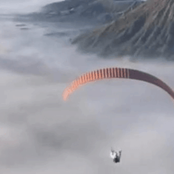 Turis paralayang Bromo