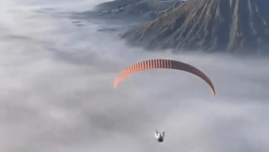 Turis paralayang Bromo