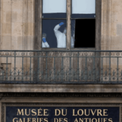 Perhiasan Bersejarah