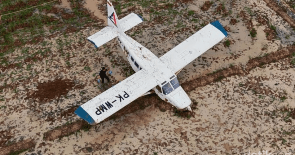 Pesawat Mendarat Darurat