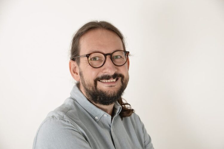 Dampak Media Sosial Terhadap Privasi Keluarga: Suara Alberto Soler