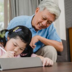 Melibatkan Kakek Nenek dalam Parenting Modern: Perlukah?