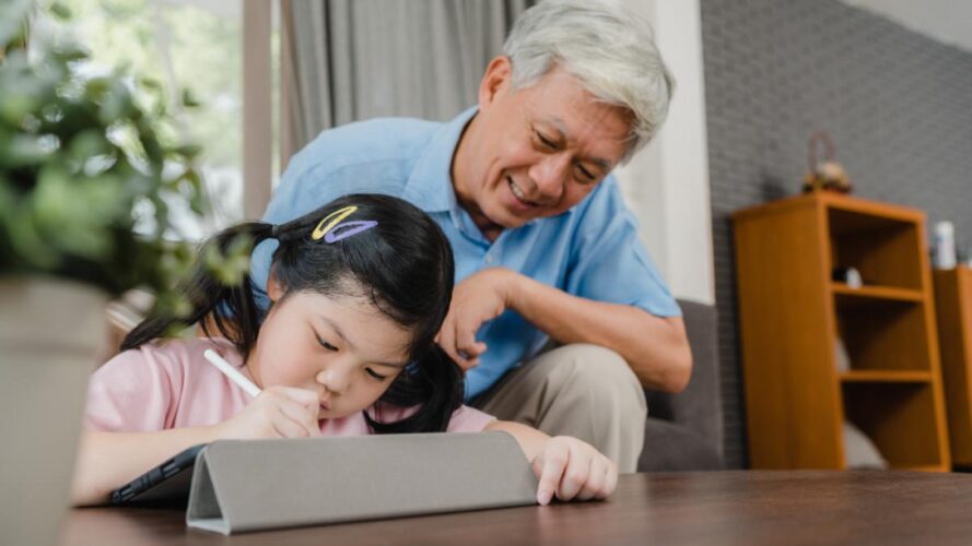 Melibatkan Kakek Nenek dalam Parenting Modern: Perlukah?