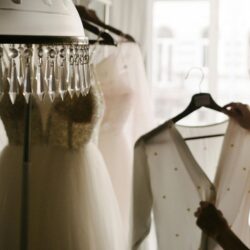 Gaya Mode Pernikahan: Tren Gaun Berlapis di Barat