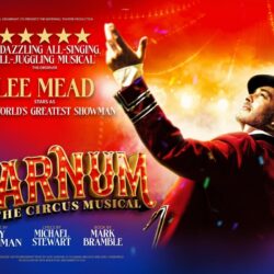 Lee Mead Hidupkan P.T. Barnum dengan Magis di Panggung Musikal