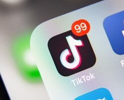 Batas Usia Sosmed: Dampak ke Kesehatan Mental