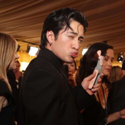 Kehebohan Oscar: Hudson Williams Berkilau di Red Carpet